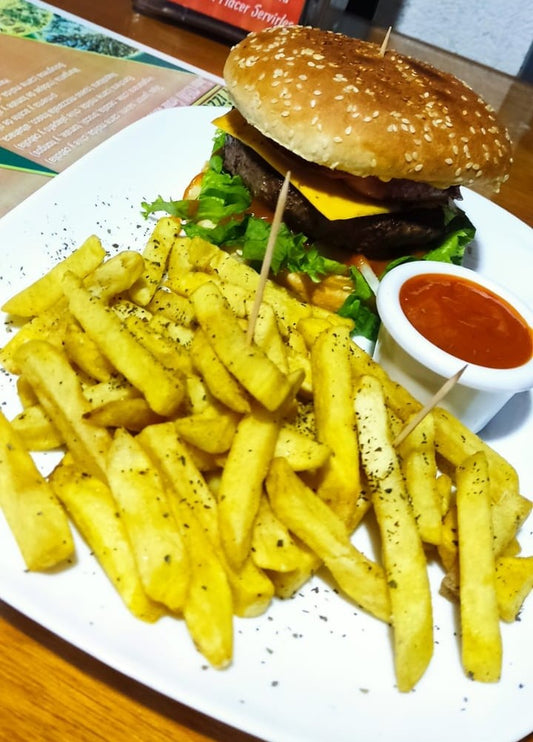 Hamburguesa 1/2 libra con papas